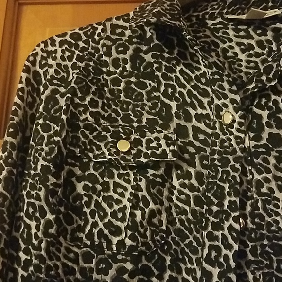Cheetah print button down blouse - Picture 4 of 4